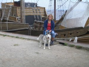 Auf Rügen hat sich Mum immer wohl gefühlt. Hier mit der kleinen Akita - jetzt haben Sie sich auf der anderen Seite der Brücke wieder.