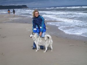 Mum und Akita am Strand. Das hat beiden sehr viel Spaß bereitet. 