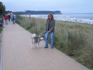Auf Rügen hat sich Mum immer wohl gefühlt. Hier mit der kleinen Akita - jetzt haben Sie sich auf der anderen Seite der Brücke wieder.