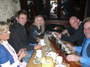 Osterbrunch 2010 im Eisgrub, da durfte im Anschluß eine Runde Bräu nicht fehlen.