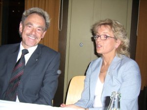 Mum und Dad ganz stolz auf der Diplomierungsfeier von Sascha.