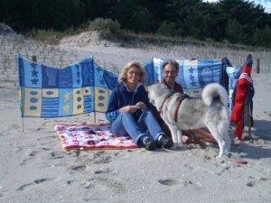 Ein bekanntes Bild: Mum, Dad und Kitty am Strand!