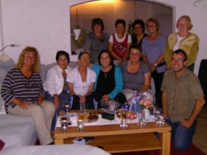 Das letzte Treffen mit Ihren Mädels. Der Frauentreff hat Mum sehr viel bedeutet und Sie war sehr stolz, dass noch mal alle Mädels und Pfarrer Rohrmann kurz vor Ihrem Tod zu Besuch kamen. - Foto von Timo Maurer
