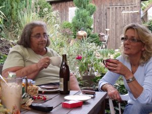 Kaffeetrinken bei Silvi im Garten