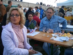 Weinfest in Bodenheim (2006): Wie gerne ist Mum zu Besuch in Bodenheim und Laubenheim gewesen. Gemeinsam haben wir sehr viele schöne Stunden auf den Weinfesten verbracht.