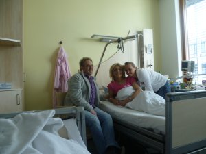 Papa und Sabrina zu Besuch im Krankenhaus, Mama hat sich immer so gefreut uns zu sehen!