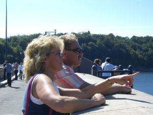 2006: Am Edersee mit Dad, da sind sie gerne zusammen gewesen.